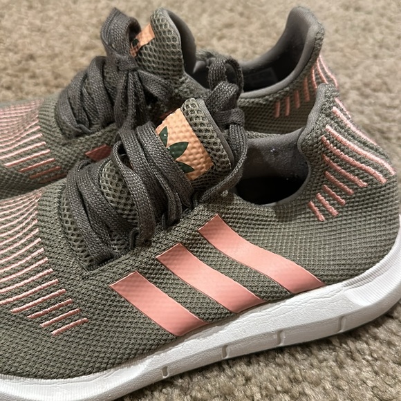 Adidas - Picture 2 of 5